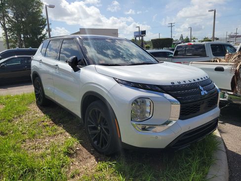 Used 2023 Mitsubishi Outlander SEL FWD image 2