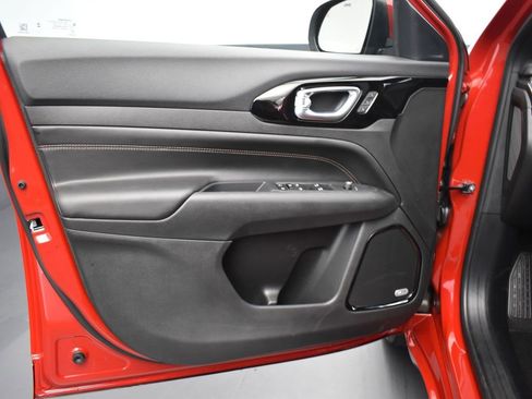 Used 2024 Jeep Compass Limited image 3