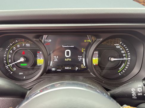 Used 2024 Jeep Wrangler Unlimited Sahara AWD/4WD image 15