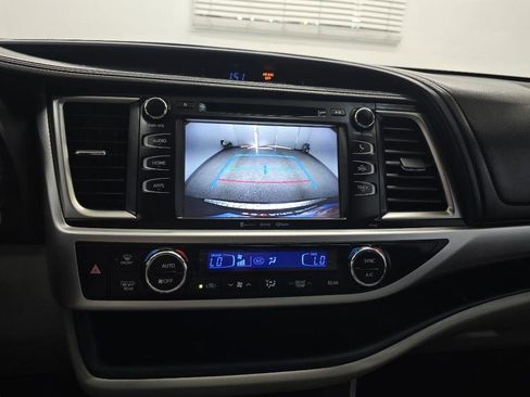 Used 2016 Toyota Highlander Plus FWD image 25