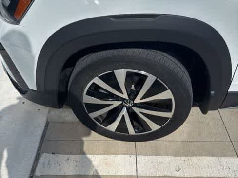 Certified 2023 Volkswagen Taos SE w/ Panoramic Sunroof Package image 9