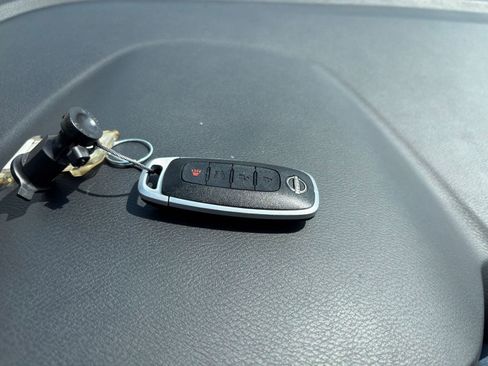 Used 2025 Nissan Versa SV FWD image 21