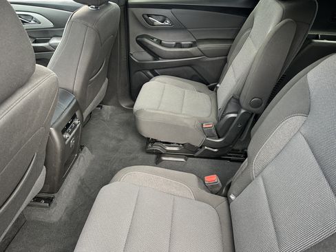 Used 2023 Chevrolet Traverse LT FWD image 16