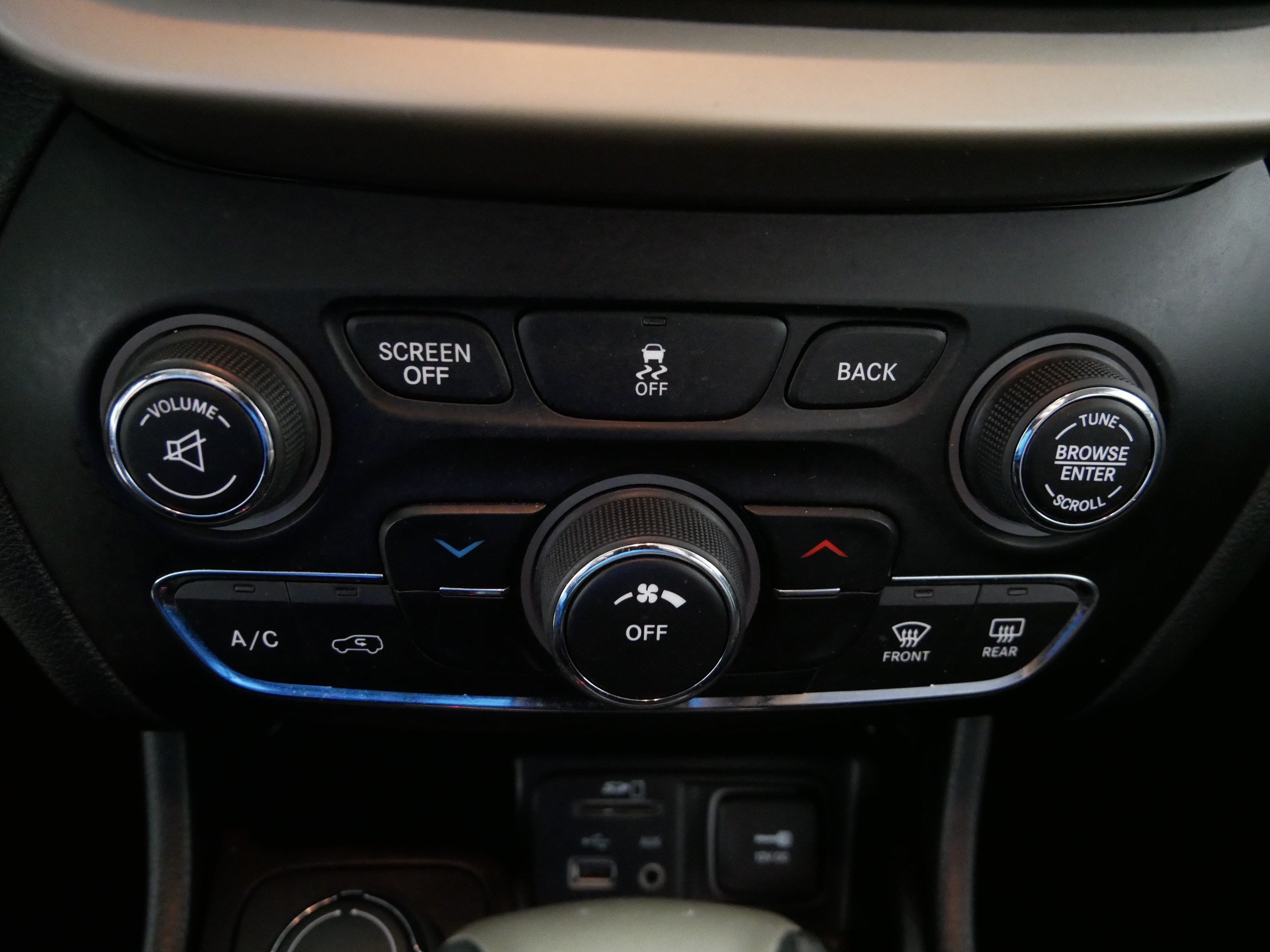 Used 2014 Jeep Cherokee Latitude w/ Cold Weather Group AWD/4WD image 23