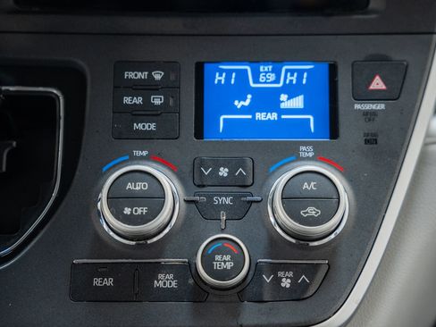 Used 2020 Toyota Sienna L image 23