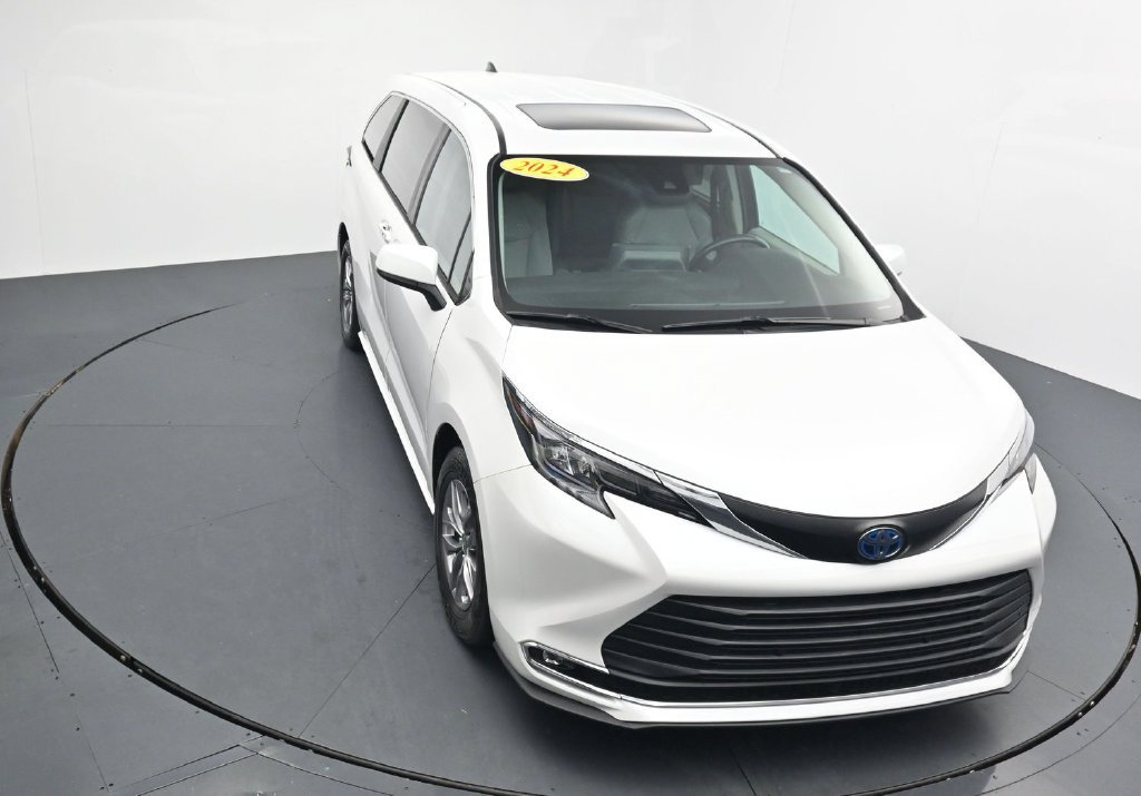 Used 2024 Toyota Sienna XLE FWD image 24