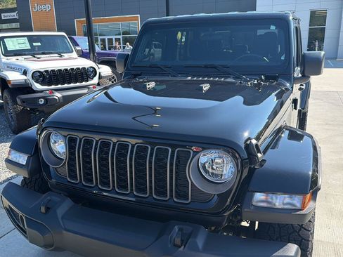 Used 2025 Jeep Gladiator Sport AWD/4WD image 8
