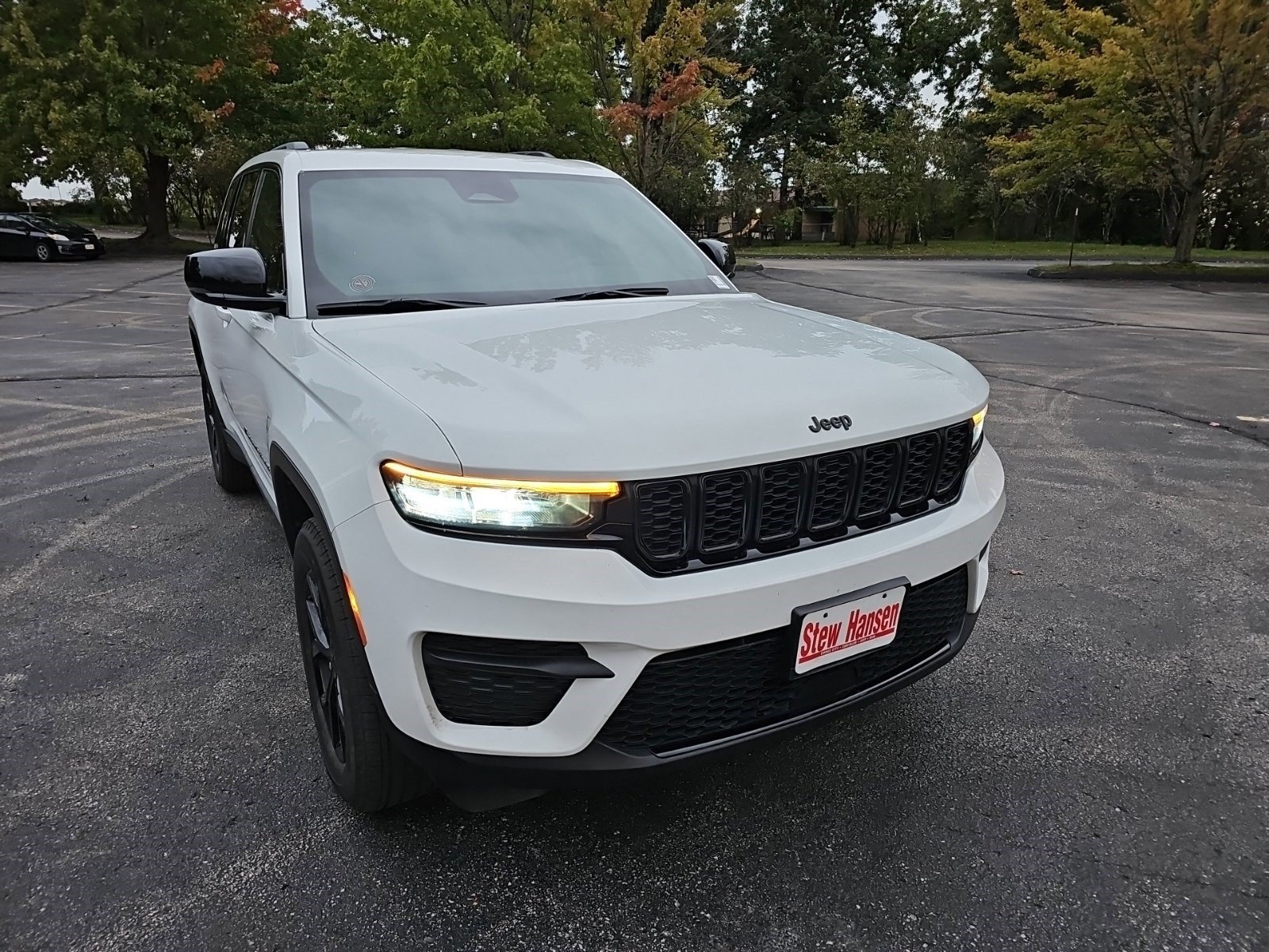 Used 2025 Jeep Grand Cherokee Altitude AWD/4WD image 6
