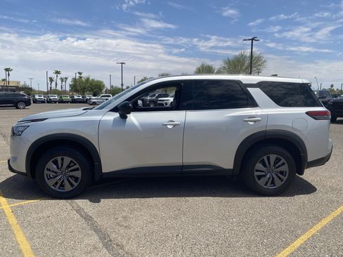 Used 2025 Nissan Pathfinder S FWD image 3