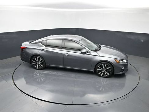 Used 2020 Nissan Altima 2.0 Platinum FWD image 20