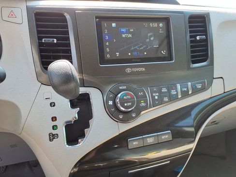 Used 2014 Toyota Sienna LE FWD image 13