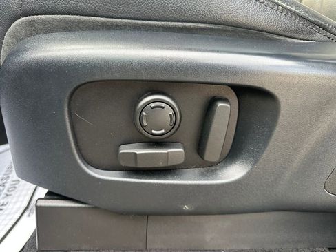 Used 2020 Land Rover Discovery SE image 10