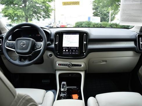 Used 2024 Volvo XC40 B5 Plus w/ Protection Package Premier AWD/4WD image 18