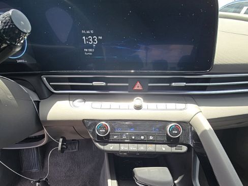 Used 2025 Hyundai Elantra SEL FWD image 11