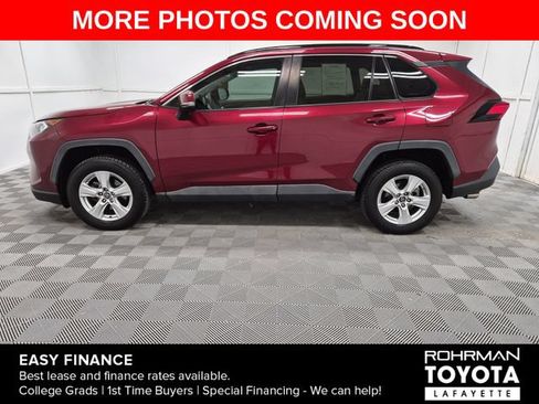 Used 2019 Toyota RAV4 XLE w/ Convenience Package FWD image 3