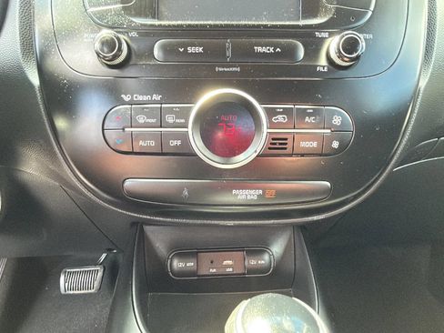 Used 2017 Kia Soul + FWD image 25