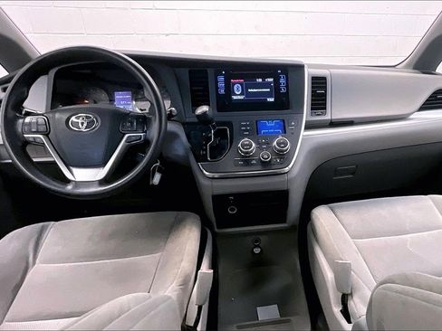 Used 2015 Toyota Sienna L image 12
