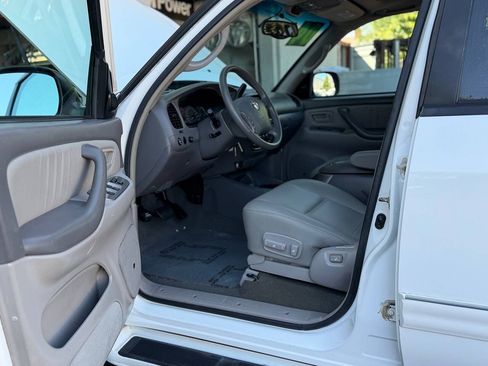 Used 2004 Toyota Sequoia Limited RWD image 2