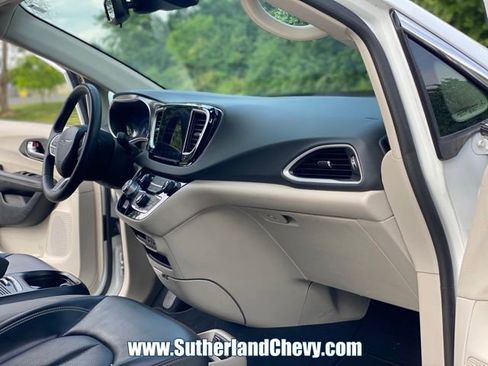 Used 2023 Chrysler Pacifica Touring-L FWD image 16