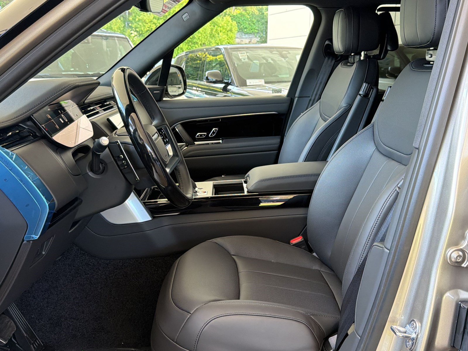 New 2026 Land Rover Range Rover Long Wheelbase SE AWD/4WD image 28