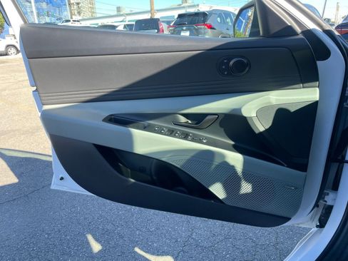 Used 2025 Hyundai Elantra Limited image 20