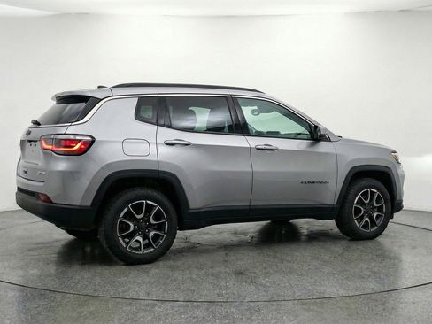 Used 2025 Jeep Compass Trailhawk image 9