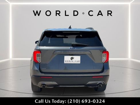 Used 2022 Ford Explorer XLT w/ Equipment Group 202A image 4