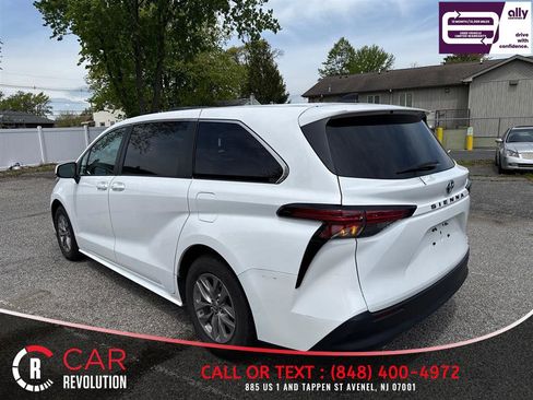 Used 2022 Toyota Sienna LE FWD image 4