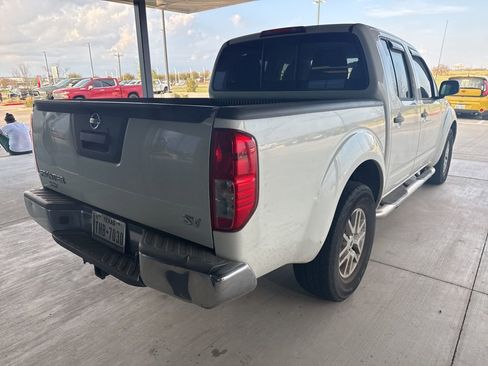 Used 2018 Nissan Frontier SV image 3