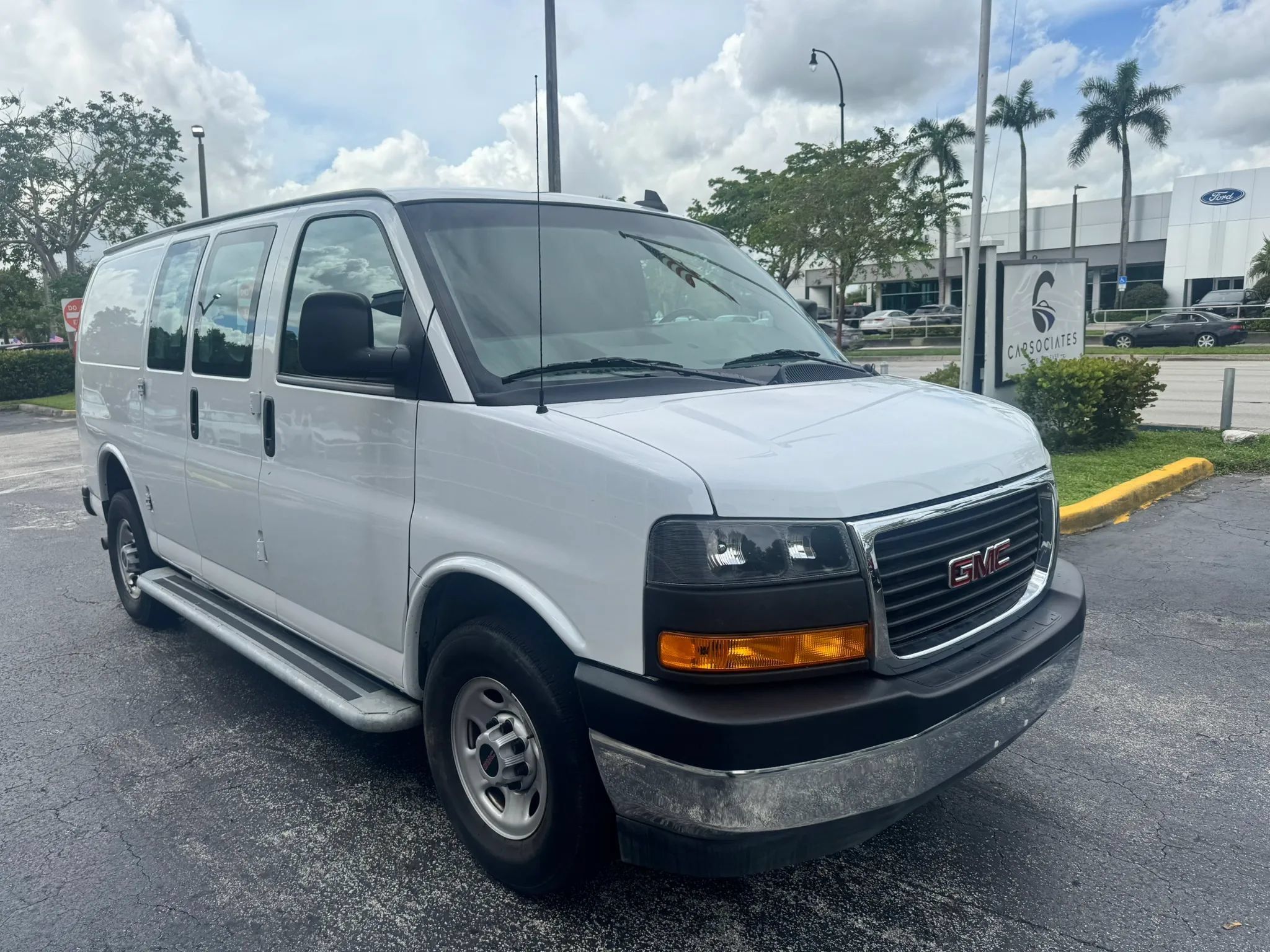 Used 2022 GMC Savana 2500 w/ Driver Convenience Package RWD image 2