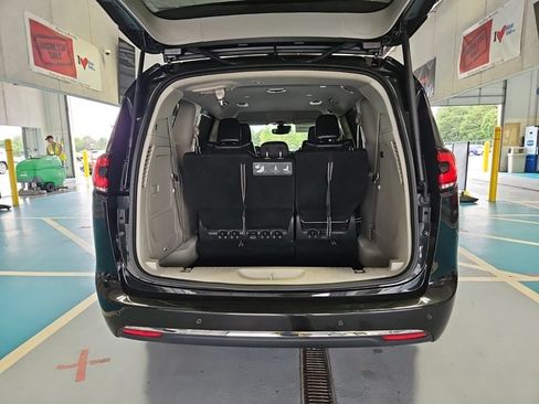 Used 2021 Chrysler Pacifica Touring-L w/ Uconnect Theater Family Group FWD image 6