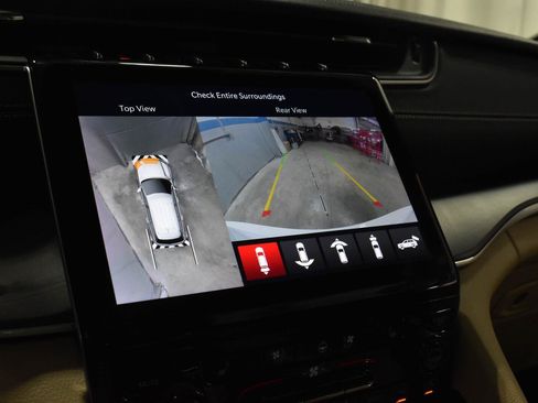 Used 2023 Jeep Grand Cherokee Limited w/ Luxury Tech Group II AWD/4WD image 17