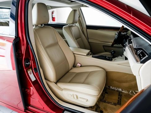 Used 2014 Lexus ES 300h w/ Luxury Package w/Bamboo Trim FWD image 39