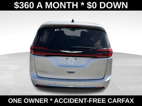 Used 2023 Chrysler Pacifica Touring-L FWD image 4
