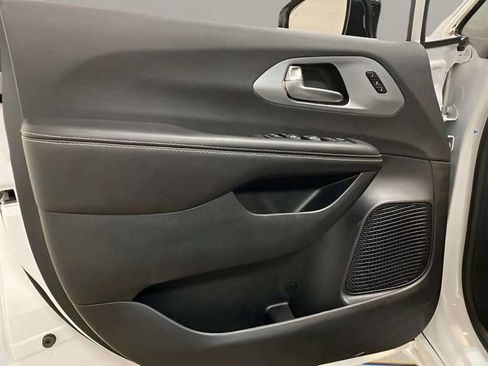Used 2026 Chrysler Pacifica Limited FWD image 17