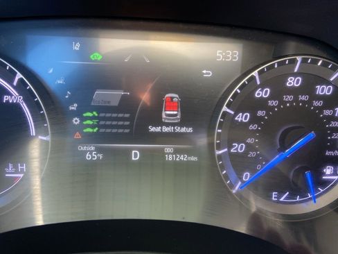 Used 2021 Toyota Highlander XLE AWD/4WD image 25