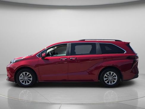 Used 2025 Toyota Sienna XLE w/ XLE Plus Package FWD image 3