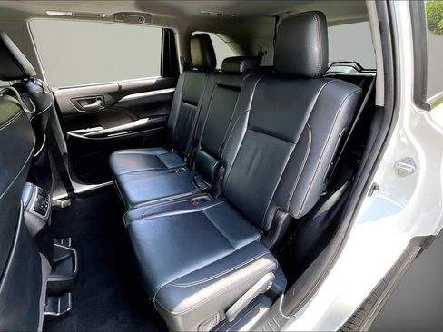 Used 2019 Toyota Highlander XLE AWD/4WD image 21