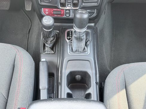 Used 2025 Jeep Wrangler Unlimited Rubicon AWD/4WD image 18
