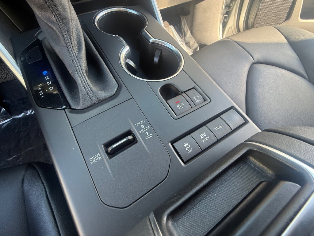 Used 2021 Toyota Highlander XLE AWD/4WD image 19