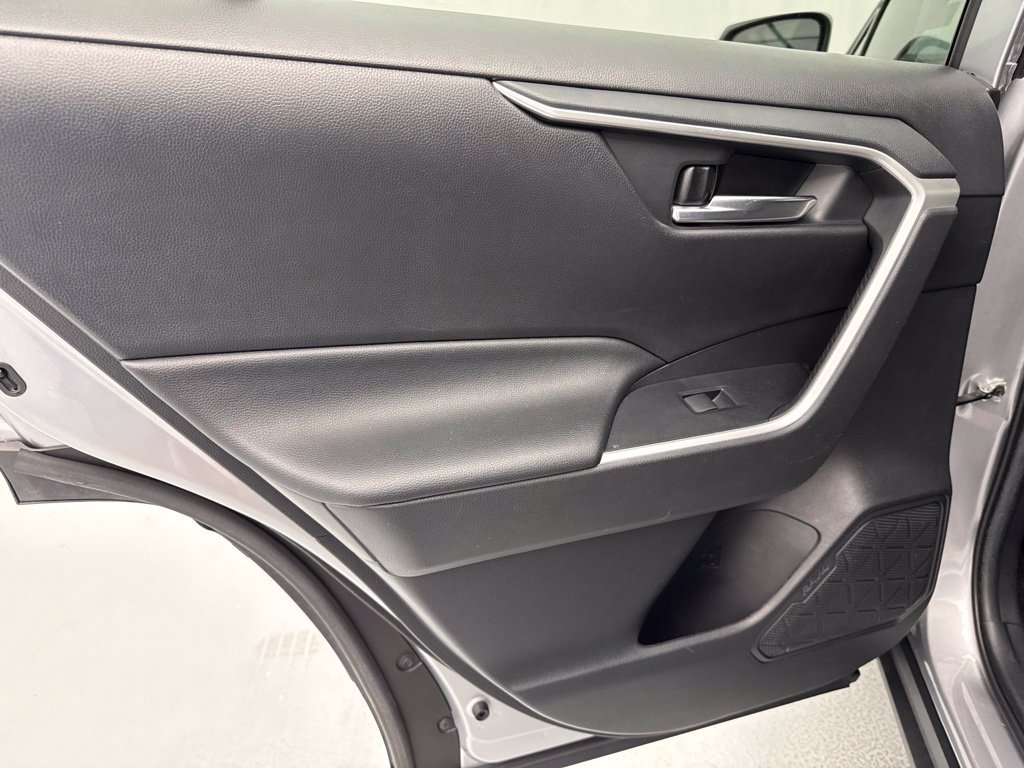 Used 2020 Toyota RAV4 XLE w/ Convenience Package FWD image 18