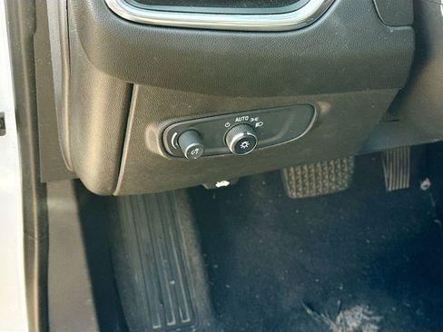 Used 2020 Chevrolet Equinox LT image 10