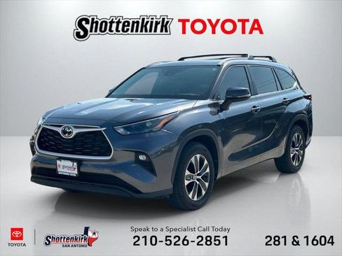 Certified 2025 Toyota Highlander XLE FWD image 1