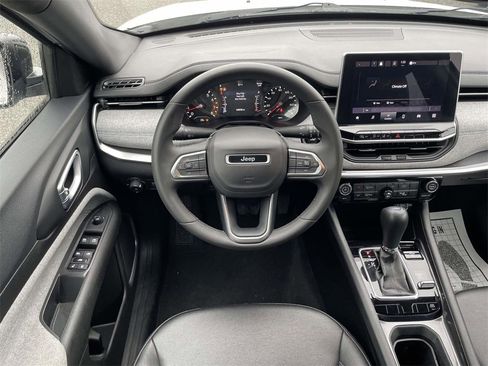 Used 2024 Jeep Compass Latitude image 14