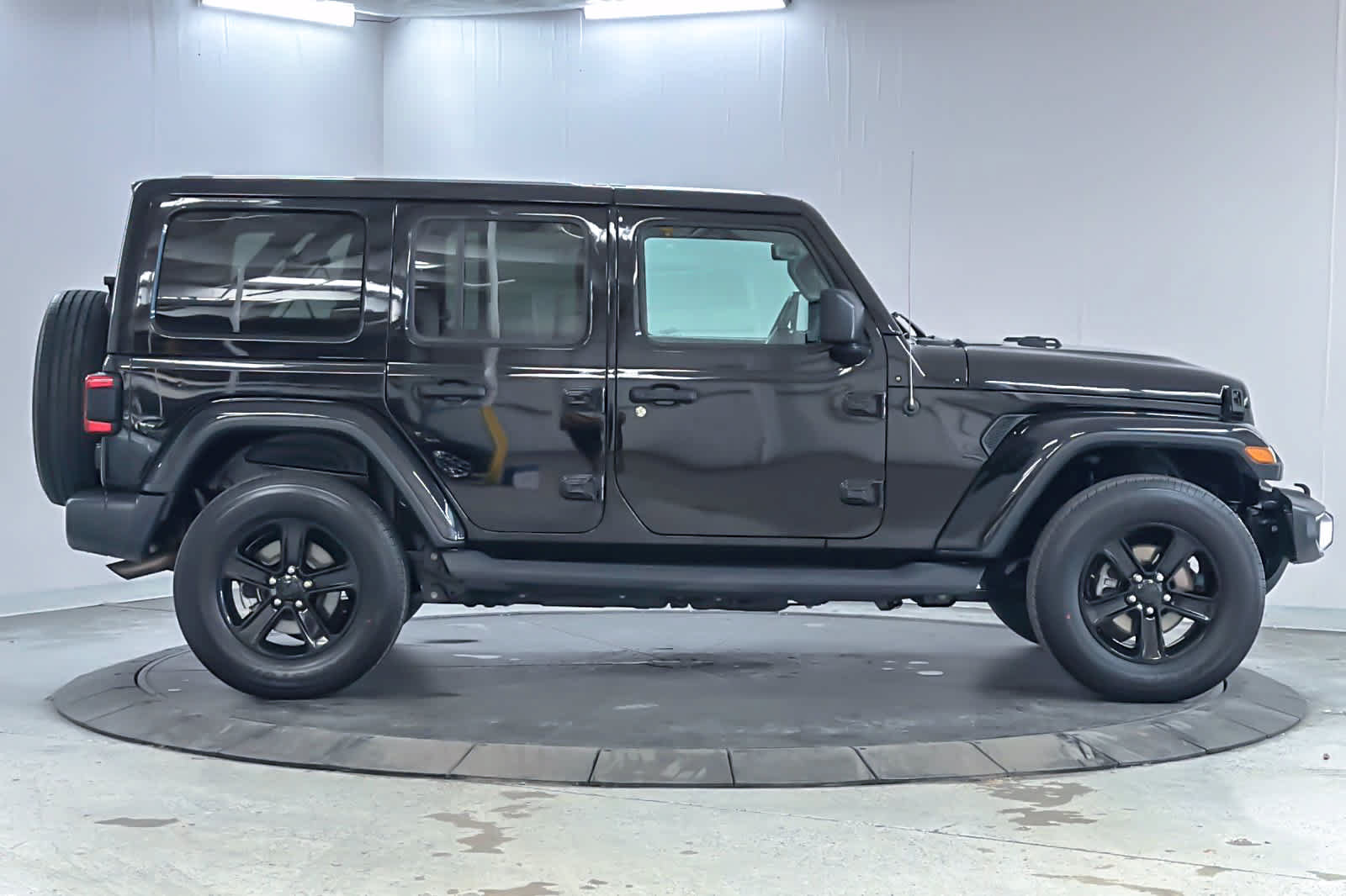 Used 2018 Jeep Wrangler Unlimited Sahara AWD/4WD image 8