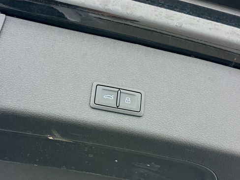 Used 2023 Audi e-tron Premium Plus w/ Premium Plus Package image 32