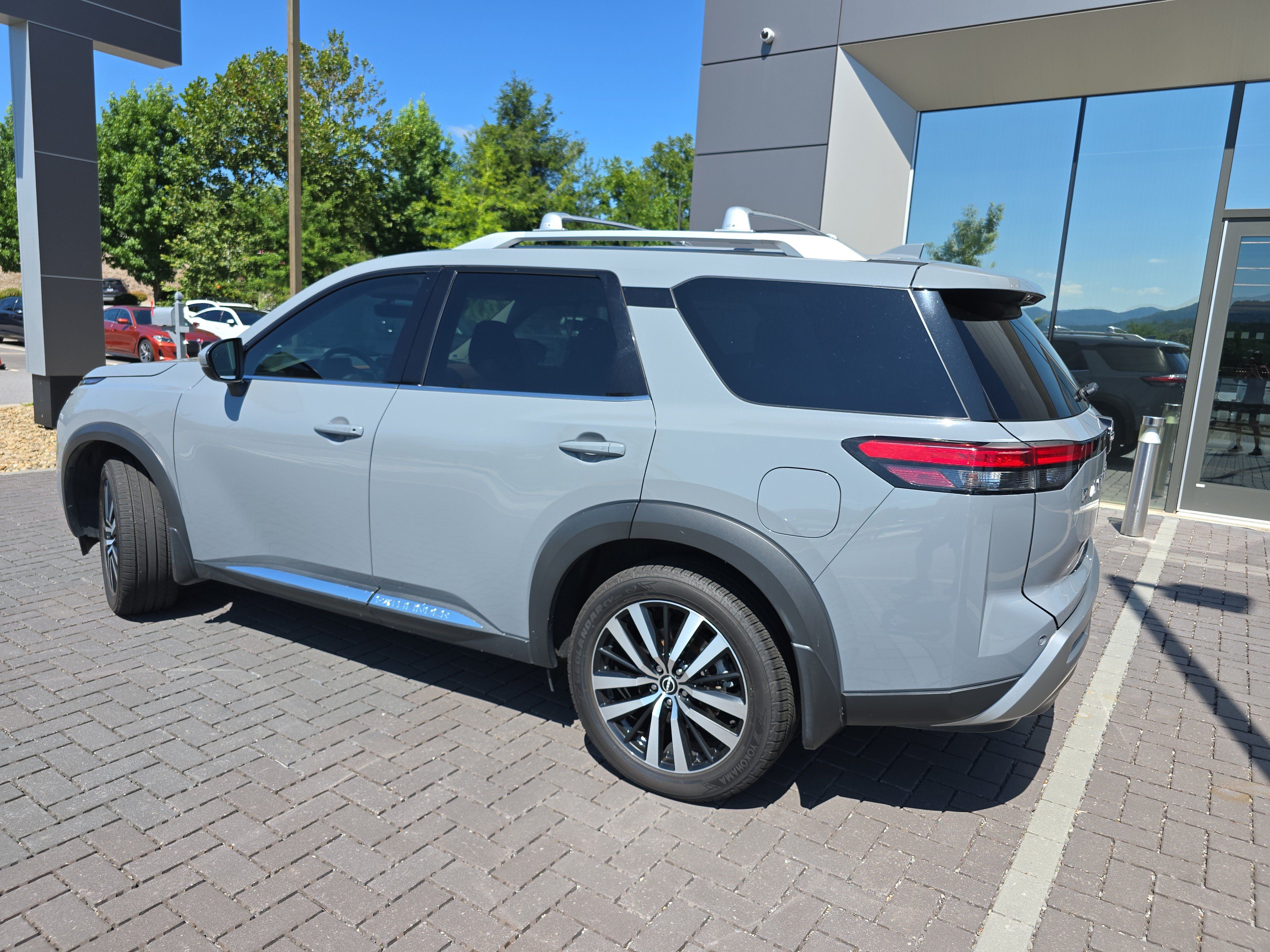 Used 2024 Nissan Pathfinder Platinum w/ Cargo Package AWD/4WD image 7