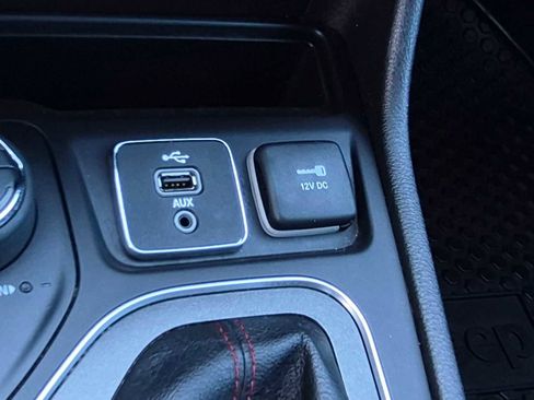 Used 2019 Jeep Cherokee Trailhawk AWD/4WD image 34
