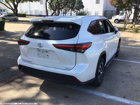 Used 2021 Toyota Highlander XLE FWD image 4