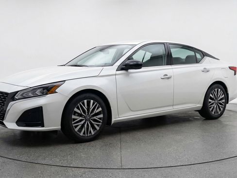 Used 2025 Nissan Altima 2.5 SV FWD image 3
